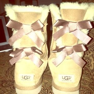 Short Bailey Bow UGGS